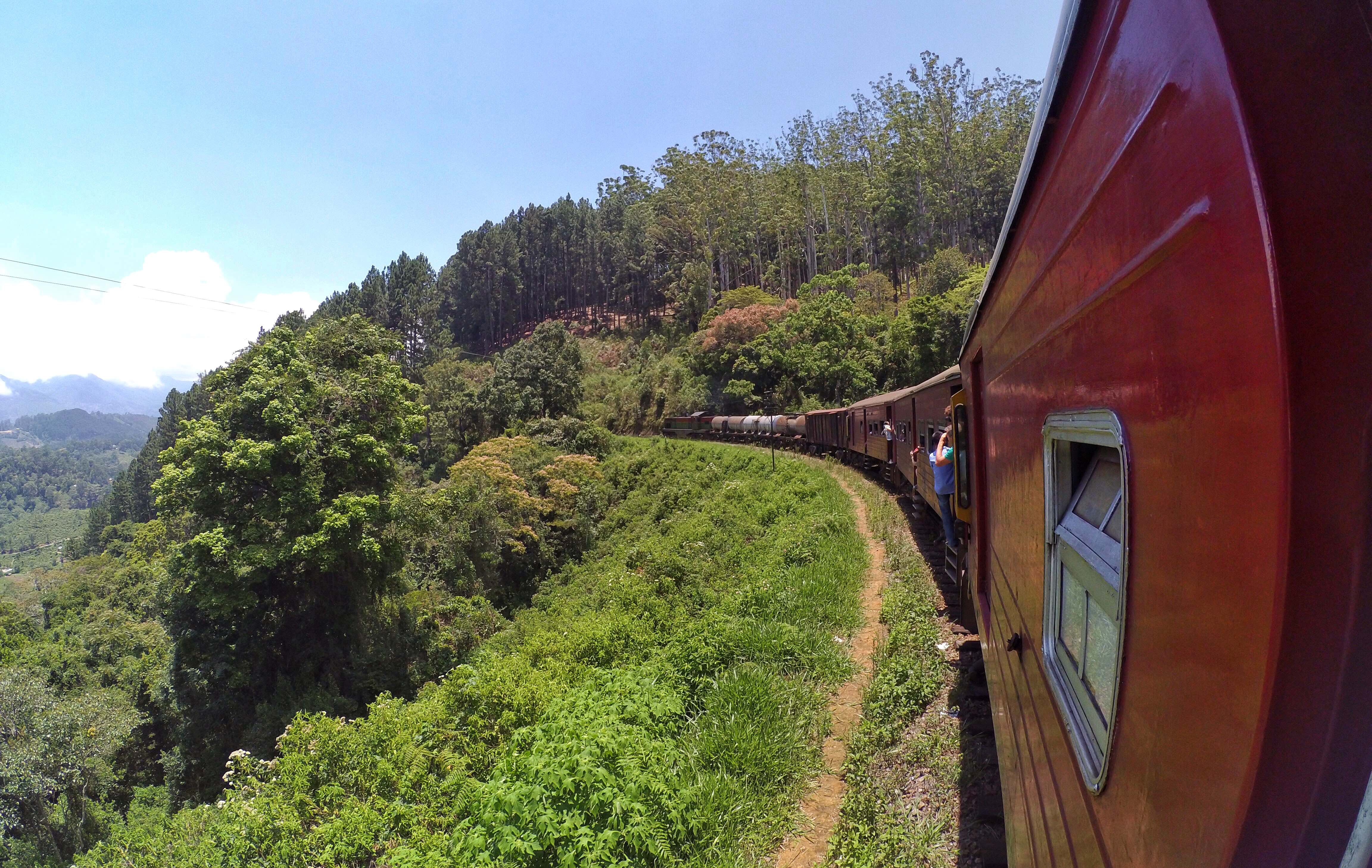 Taking the train in Sri Lanka - wavesnbackpack