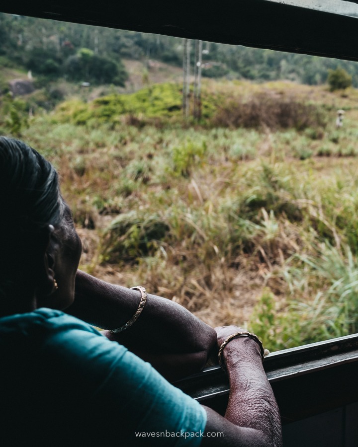 Eien alte Dame im Zug in Sri Lanka