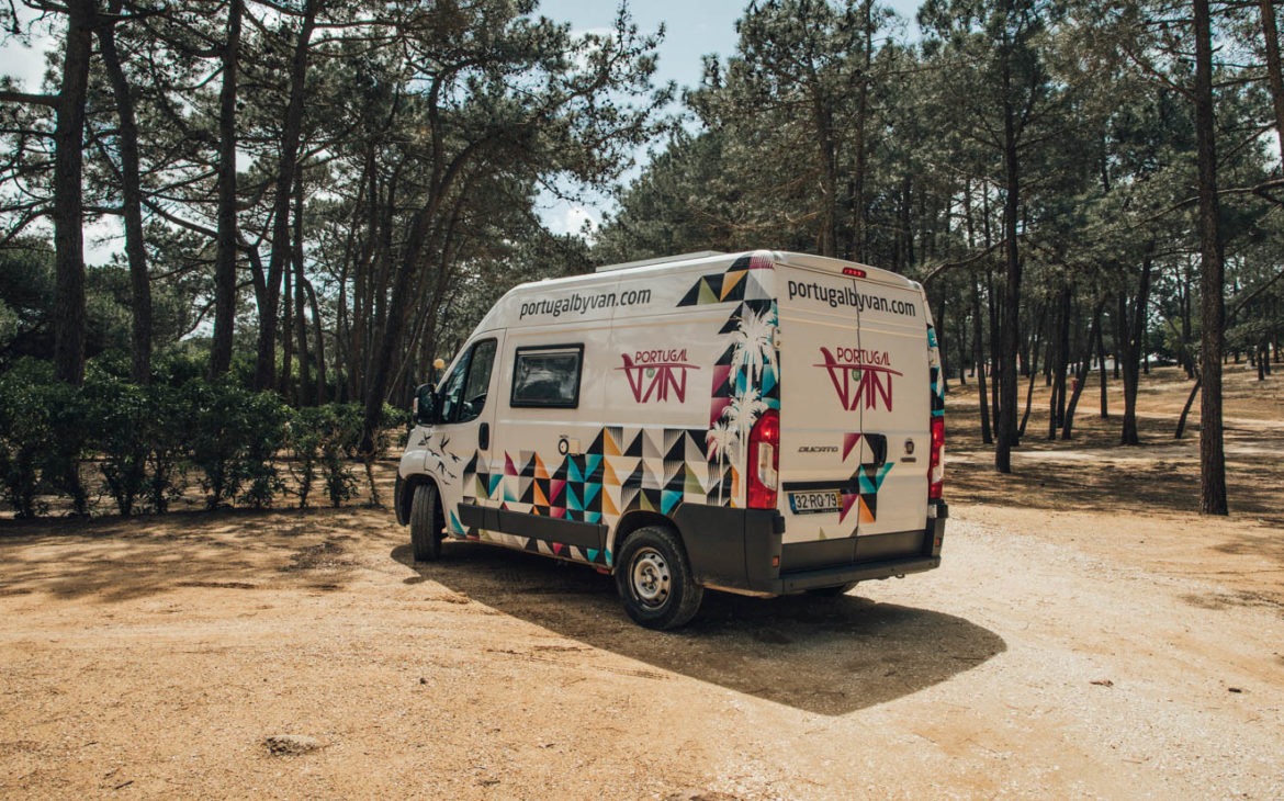 Camper mieten in Portugal – Kaffee im Bett mit Meeresblick