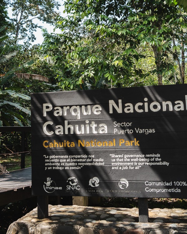 Schild vom Eingang des Cahuita Nationalparks