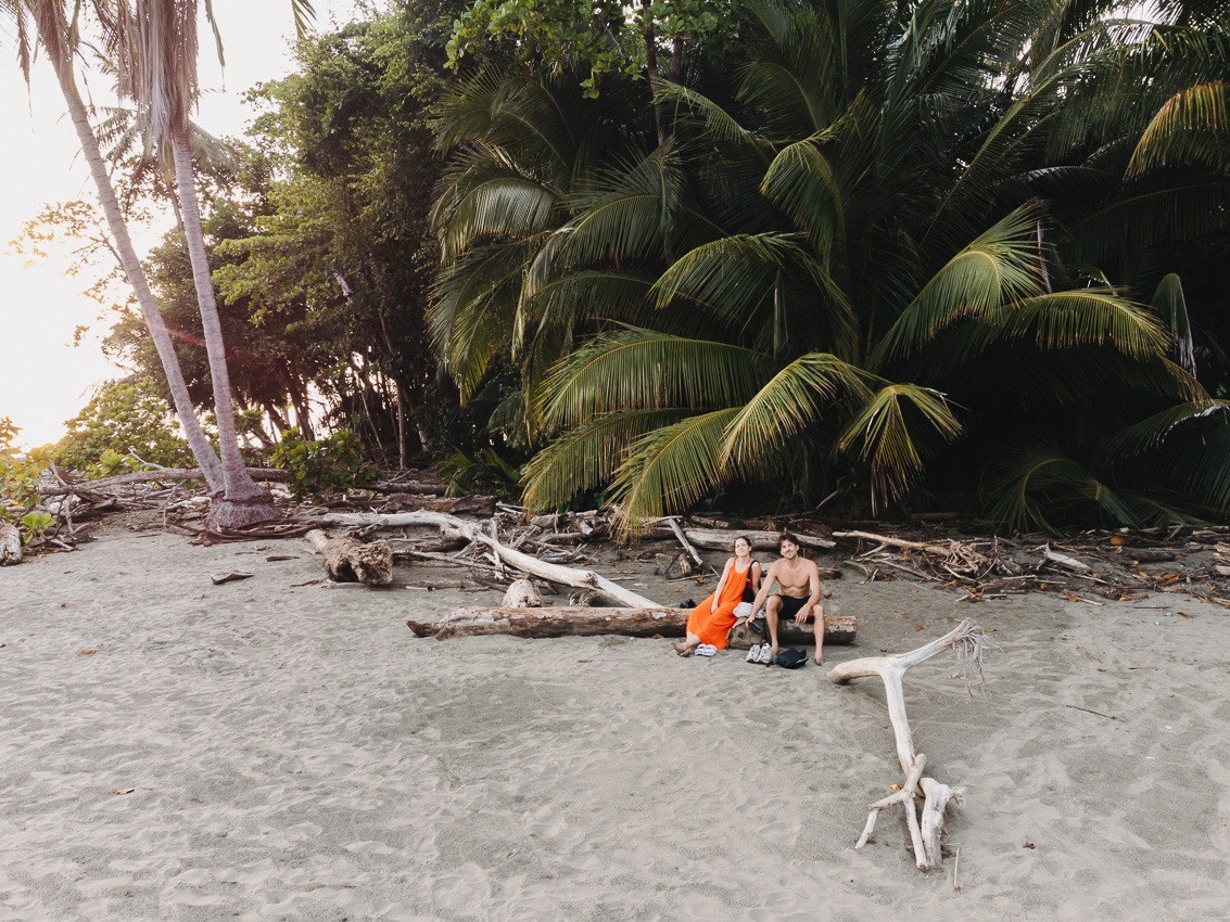 eine Drohnenaufnahme von einem Paar am Strand in Costa Rica