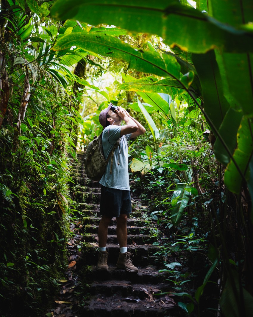 ein Mann mitten im Cloud Forest in Costa Rica