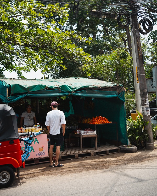 Julian vor dem Früchtestand in Puerto Viejo