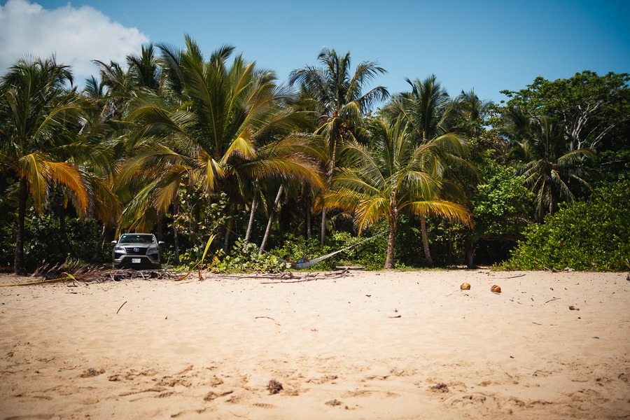 Mann in einer Hängematte am Strand in Puerto Viejo