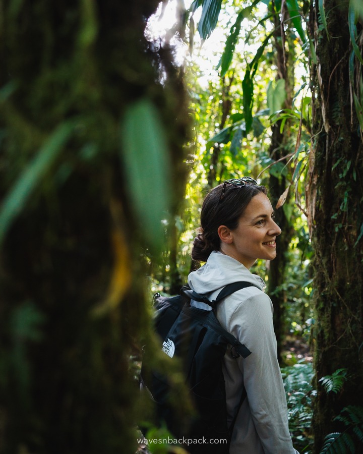 Eine Frau im Dschungel in Costa Rica