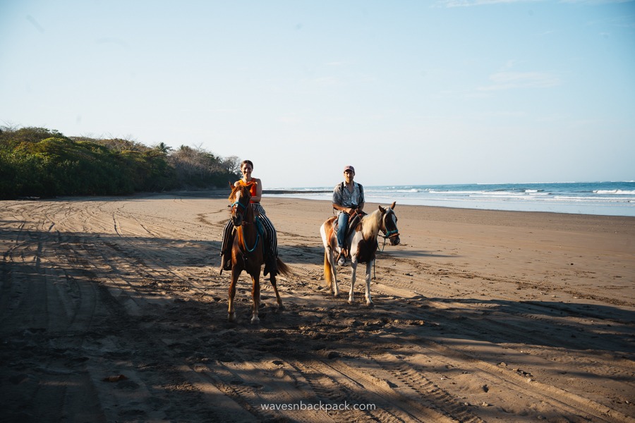 ein Pärchen auf Pferden am Strand in Costa Rica