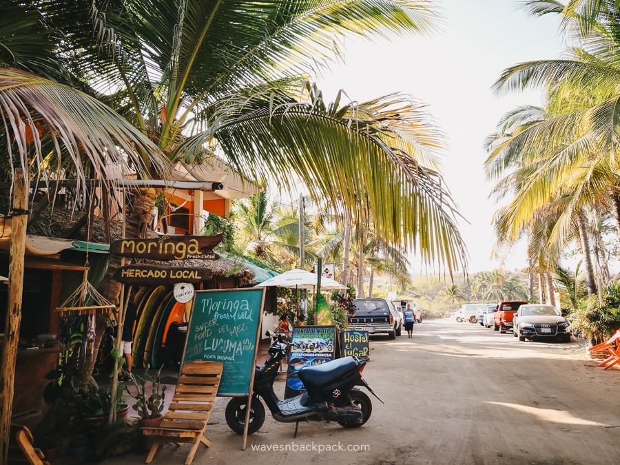 Sandige Straße in Puerto Escondido, Mexiko