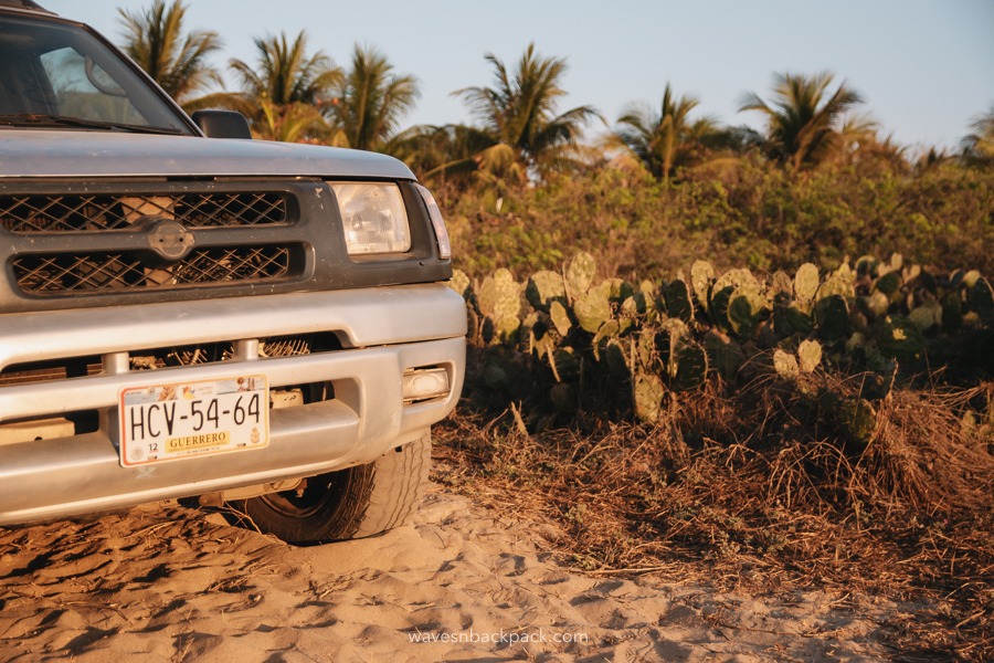 Dreckiges Auto auf einer sandigen Straße in Puerto Escondido, Mexiko